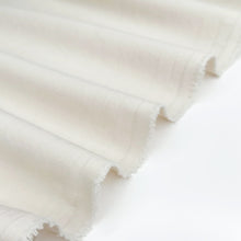 Charger l'image dans la galerie, 1/2 mètre de coton lavé au sable – 13 Cloud de la collection Serene, 142 cm