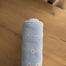 Charger l&#39;image dans la galerie, 1/2 Yard Daisies Cotton in Soft-Periwinkle 44&quot; Wide
