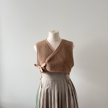 Charger l&#39;image dans la galerie, [HANDMADE] One Layer Cropped Reversible Vest - Coffee Sherpa Fleece (Seasonal)
