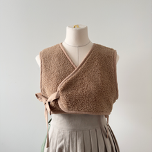 Charger l&#39;image dans la galerie, [HANDMADE] One Layer Cropped Reversible Vest - Coffee Sherpa Fleece (Seasonal)

