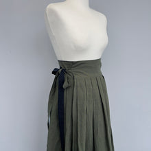 Charger l&#39;image dans la galerie, [HANDMADE] Cotton Hanbok Wrap Skirt - Dark Sage &amp; Black
