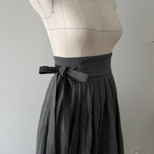 Charger l&#39;image dans la galerie, [HANDMADE] Double Gauze Hanbok Wrap Skirt - Black Vertical Stripe
