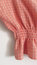 Charger et lire la vidéo dans la visionneuse de la Galerie, 1/2 Yard Organic Cotton Double Gauze - Coral/White Windowpane Cotton 100% 52&quot; Wide
