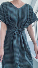 Load and play video in Gallery viewer, [HANDMADE] Tie Dress - Double Gauze in Midnight Gingham XL - 3XL
