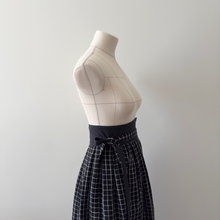 Charger l&#39;image dans la galerie, [HANDMADE] Double Gauze Hanbok Wrap Skirt - Black Windowpane
