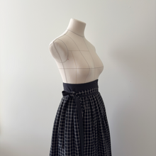 Charger l&#39;image dans la galerie, [HANDMADE] Double Gauze Hanbok Wrap Skirt - Black Windowpane
