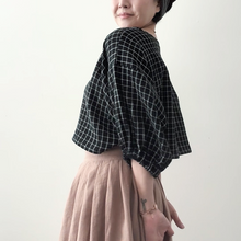 Charger l&#39;image dans la galerie, [HANDMADE] Infit Cropped Top - Black &amp; Ivory Windowpane Double Gauze XL - 3XL
