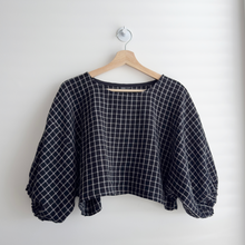 Charger l&#39;image dans la galerie, [HANDMADE] Infit Cropped Top - Black &amp; Ivory Windowpane Double Gauze XL - 3XL
