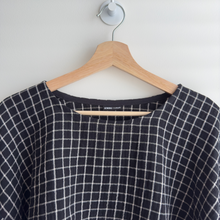 Charger l&#39;image dans la galerie, [HANDMADE] Infit Cropped Top - Black &amp; Ivory Windowpane Double Gauze XL - 3XL
